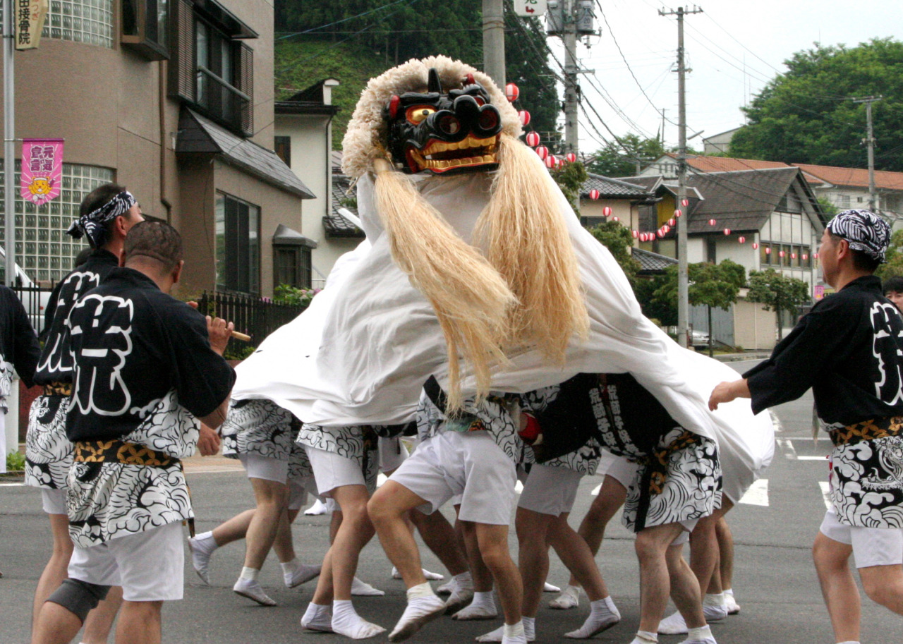 お祭りで様々な世代がつながる町