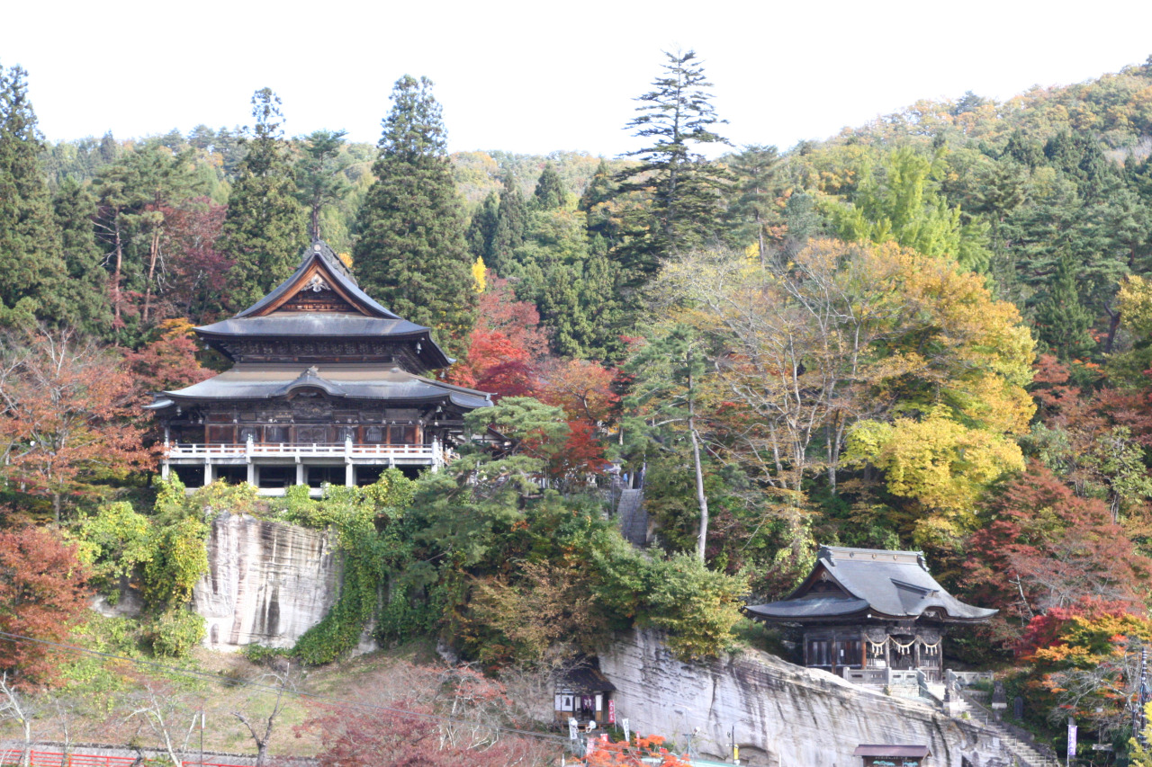 「やないづ、祈りのさと 川畔に花咲く歴史の町」