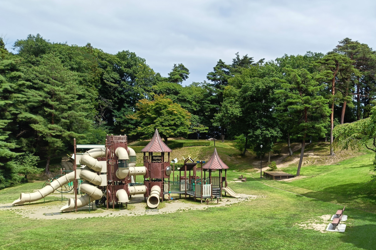 遊具のほかスパやカフェのある翠ヶ丘公園