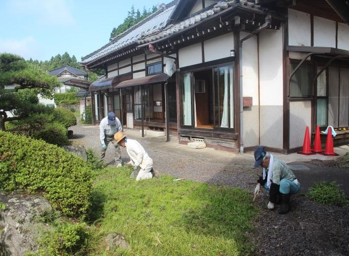 気持ちよく過ごしてもらえるようお試し住宅の庭を手入れ