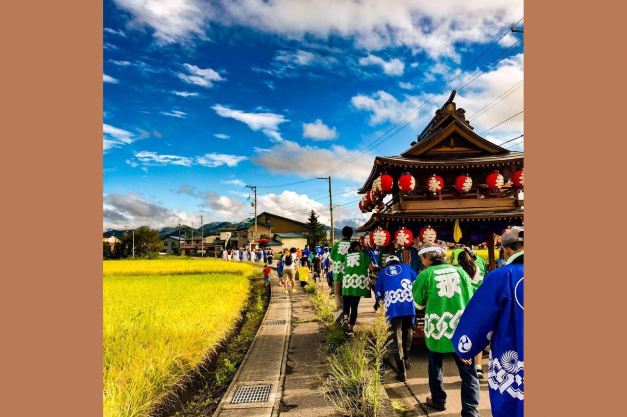 秋晴れの日に、秋祭りの太鼓台に参加