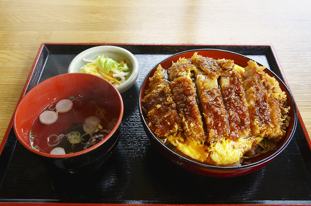 甘辛いソースが絶妙な「ソースカツ丼」