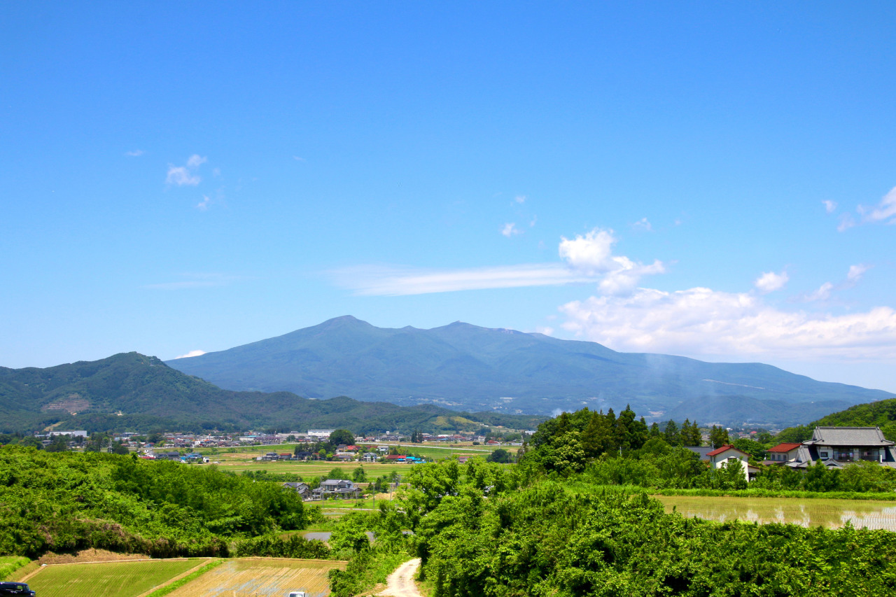 百名山安達太良山を望む