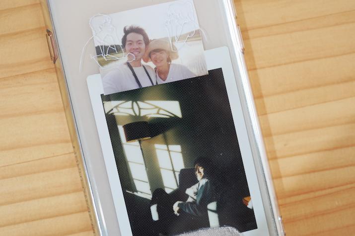 田んぼで蒔田志保さんとご主人で一緒に撮った写真と、ご主人が一人で写っている写真。